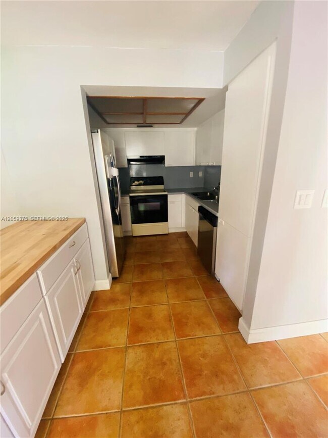 Building Photo - 8810 SW 123rd Ct