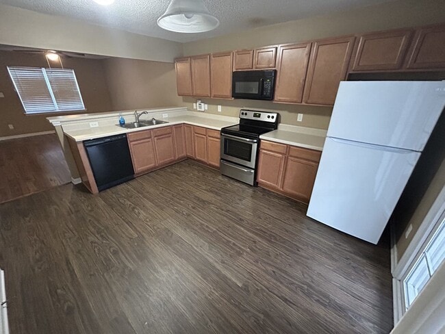 Building Photo - 2005 Banister Loop