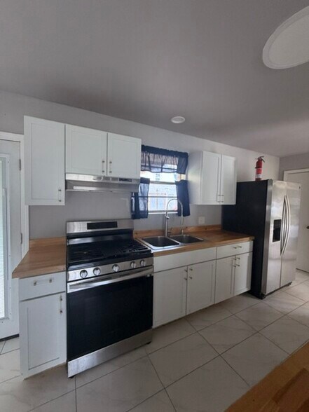 Stove, Range and Fridge - 7118 Melpomene Dr