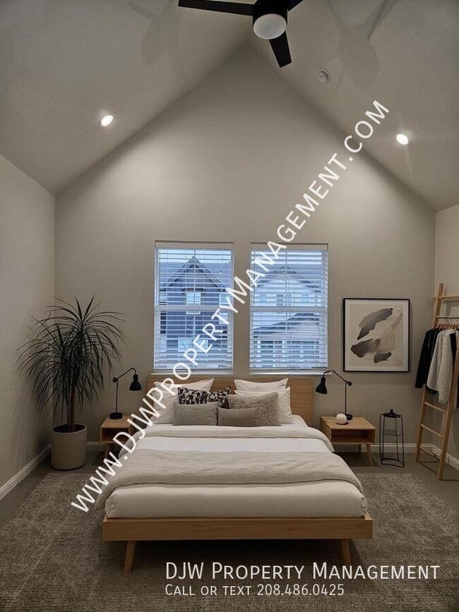 Building Photo - 1332 N Meadowglen Ave