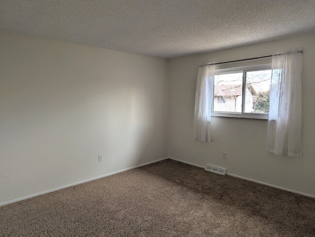 Building Photo - 582 S Everett Ct