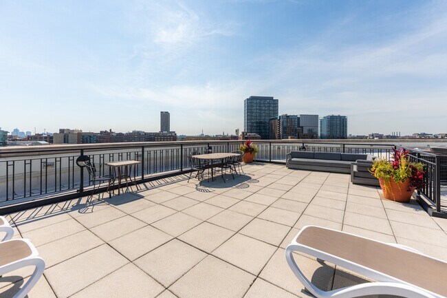 Building Photo - 1000 W Adams St