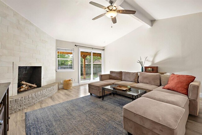 Building Photo - 1009 Rolling Green Cir