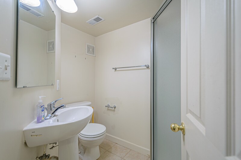 Building Photo - 611 Otis Pl NW