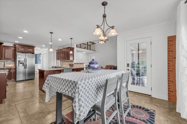Building Photo - 820 Carousel Ct