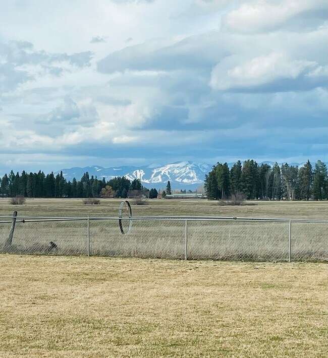 Building Photo - High-end home with 3 car garage and panoramic views of Big Mountain!