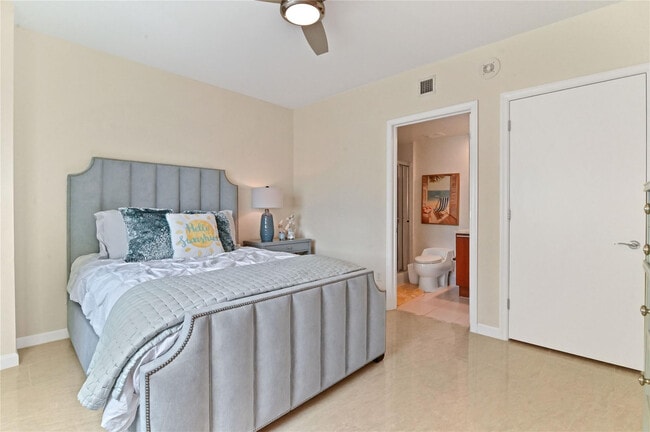 Building Photo - 2650 Lake Shore Dr