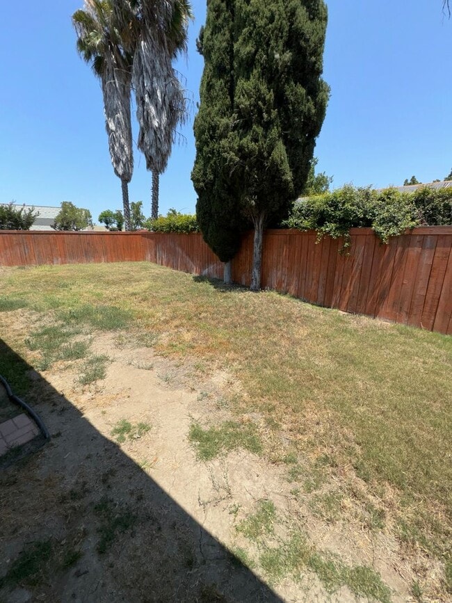Building Photo - Beautifully Updated 3 Bedroom, 2 bath Rola...