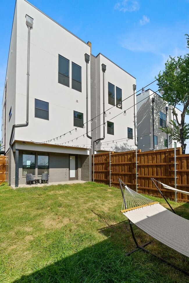 Building Photo - 512 Avenue L
