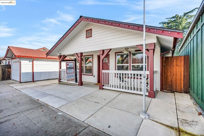 Building Photo - 507 Maple St