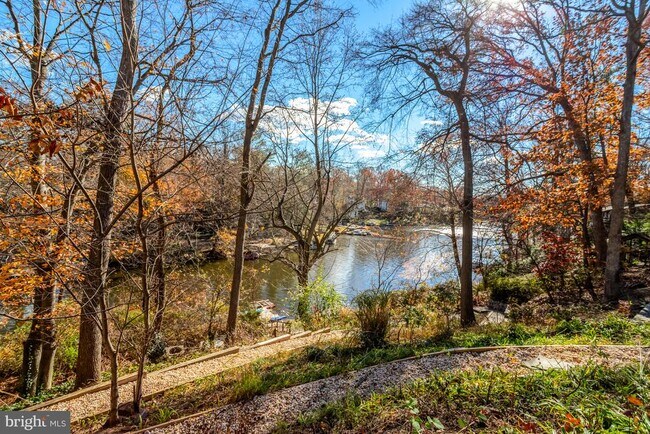 Building Photo - 6120 Beachway Dr