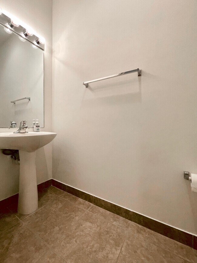 Building Photo - 2563 Stockbridge Square SW