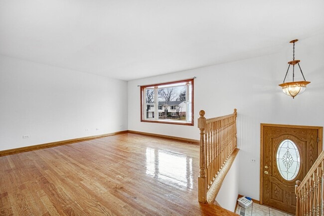 Building Photo - 4 Bed 2.5 Bath in Des Plaines