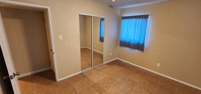 Building Photo - 2126 E Hidalgo Vista