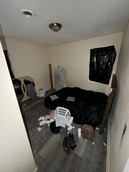 Building Photo - 2 E Adams Dr