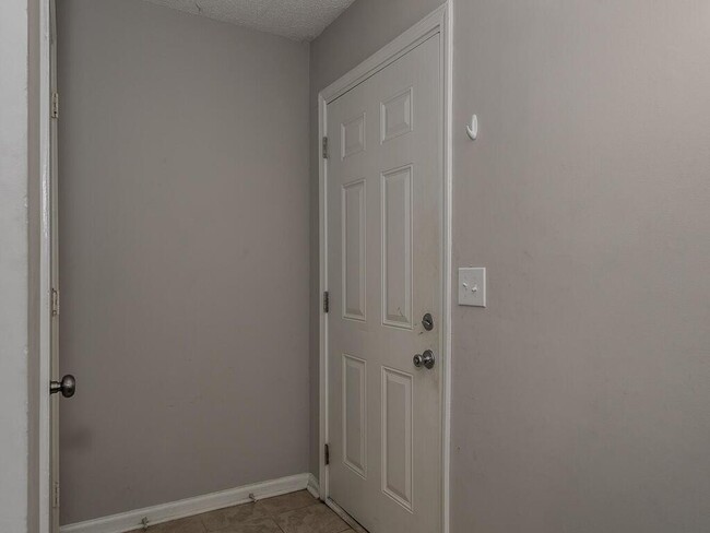 Building Photo - Super cute 1 bedroom, 1 bathroom, corner u...