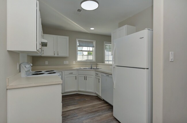 Building Photo - Beautiful 2 bed 2.5 bath Condo. Move-in Re...