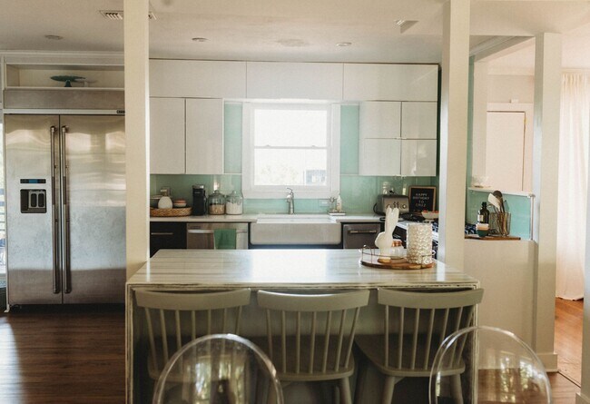 Building Photo - Call Peggy 501 676 1758