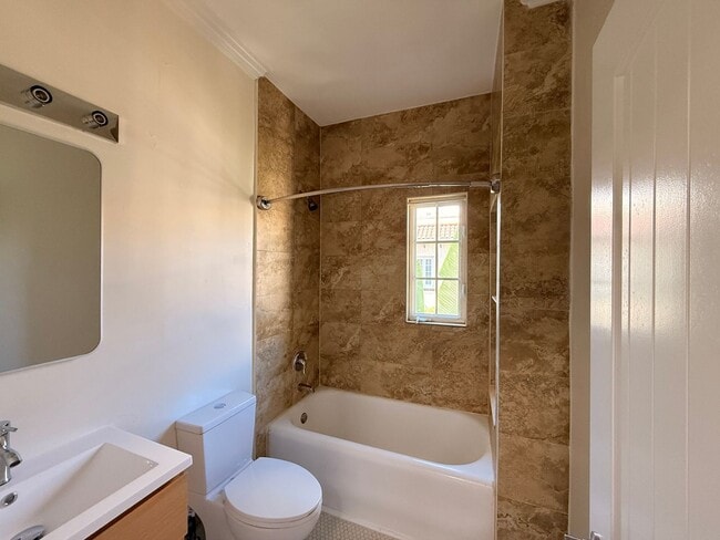 Building Photo - One Bedroom / One Bath Condo