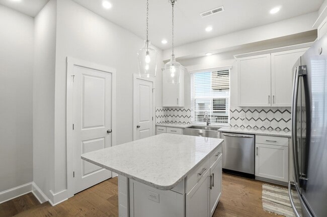 Building Photo - Modern Townhome in the Heart of Plaza Midw...