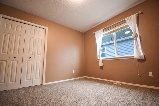 Building Photo - Move In Special!  $1000 Off!  Beautiful Spacious Home!