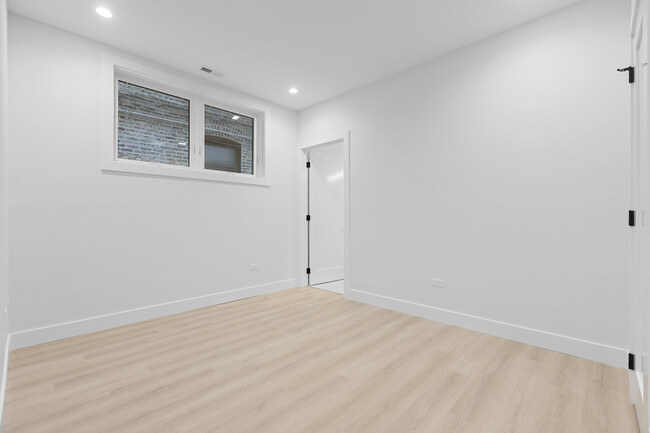 Building Photo - 904 W Dakin St