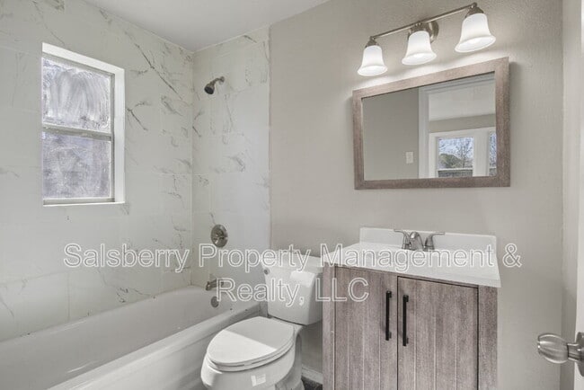 Building Photo - 320 NE 31st St