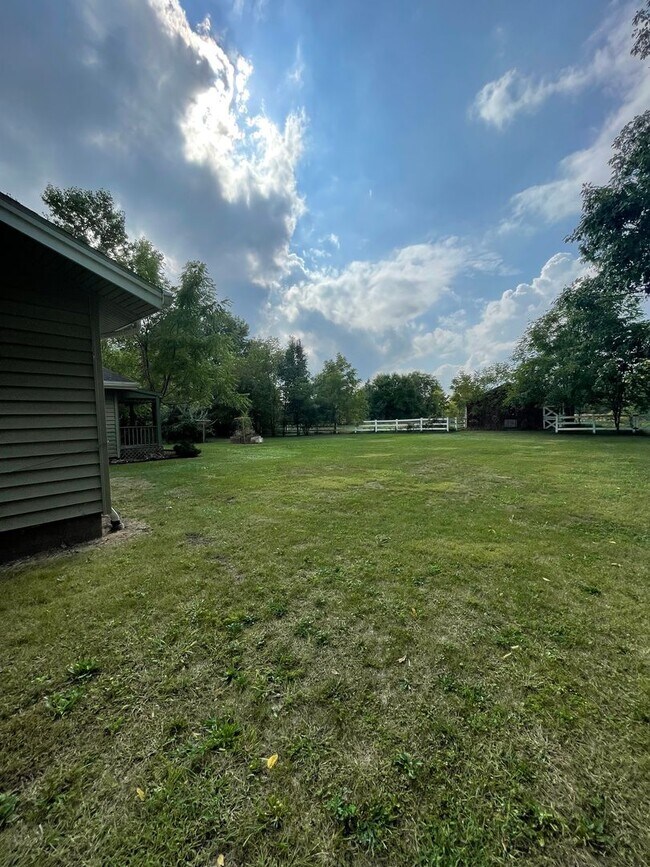 Building Photo - Three Bedroom Single Family Home in the Co...