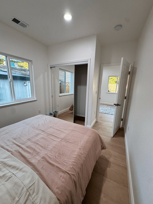 Building Photo - 1053 Brommer St