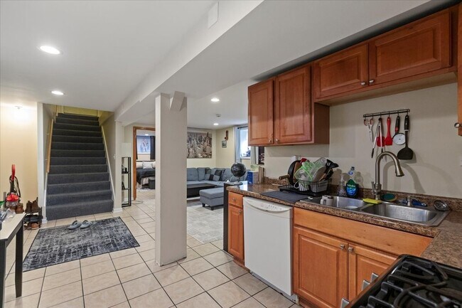 Building Photo - 2028 N Hamlin Ave