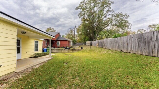 Building Photo - 3BR/2BA — Fenced Yard, Gated Parking, Lawn & Pest Included | Available 7/27