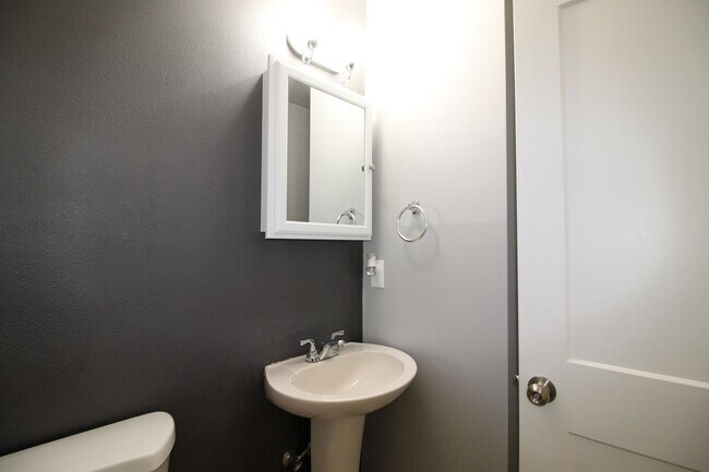 Building Photo - 3 Bed 2.5 Bath - Townhome - Ft Nugent Park - NAS Whidbey