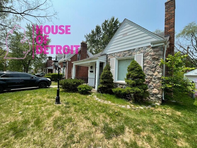 Building Photo - 3 BEDROOM 1 BATH BUNGALOW FREE PRE-SCREEN