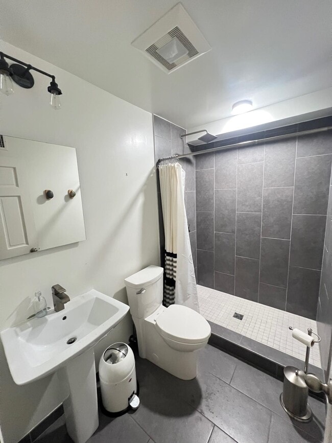 Building Photo - 122 Mercer St