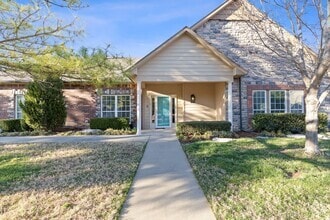 Building Photo - Luxury Living in a Gated Community