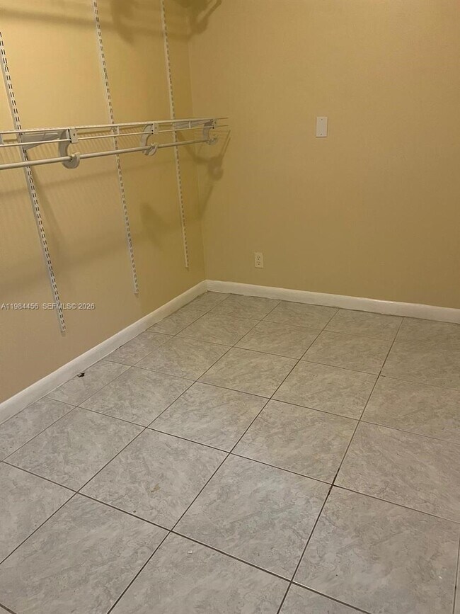 Building Photo - 1020 W 2nd St