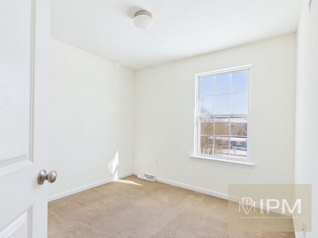 Building Photo - Modern 3 Bedroom Townhome with Garage & Outdoor Amenities!