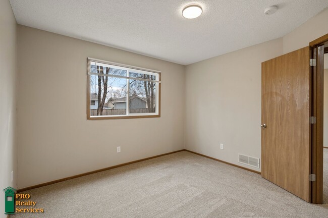 Building Photo - 3 Bedroom House **Half Off May Rent with a...