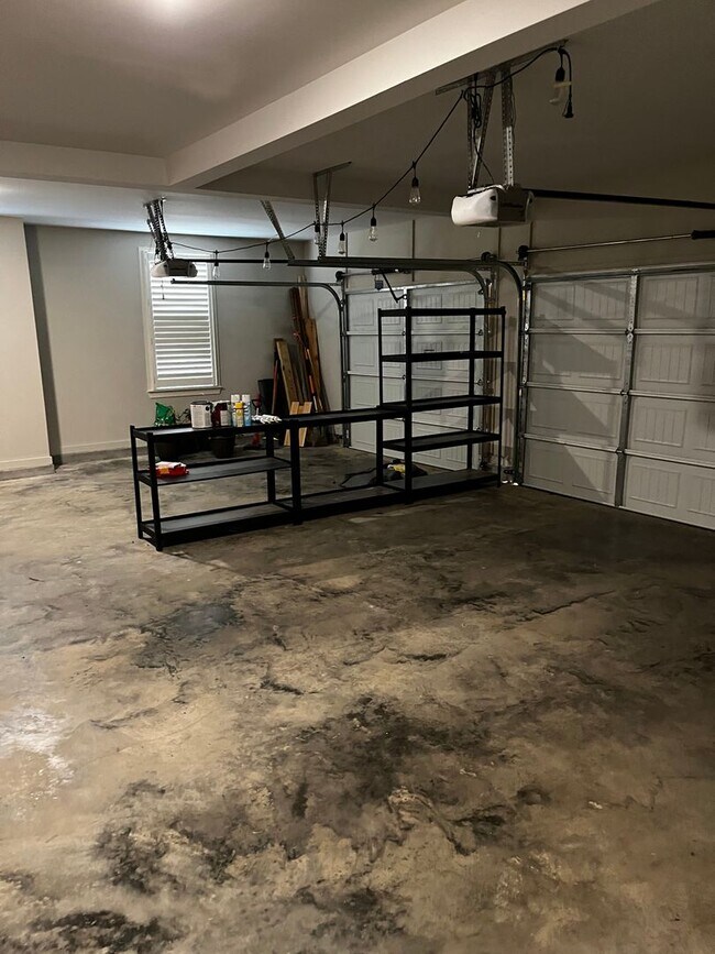 Building Photo - Custom Built home in a quiet subdivision