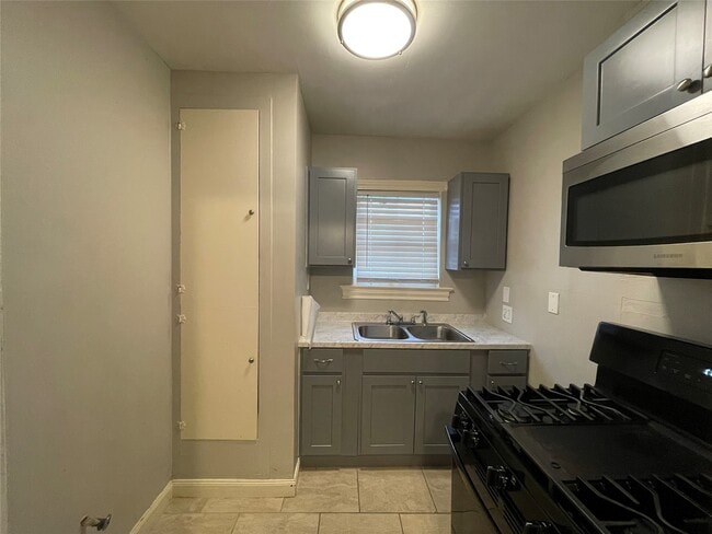 Building Photo - 4221 Lamar St