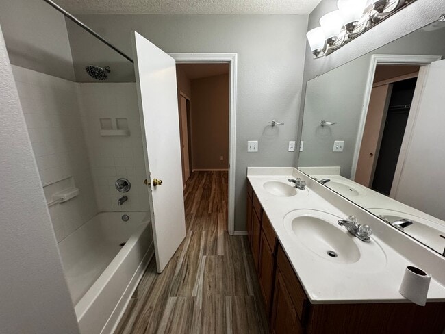 Building Photo - 3 Bedroom 2 Bath Home