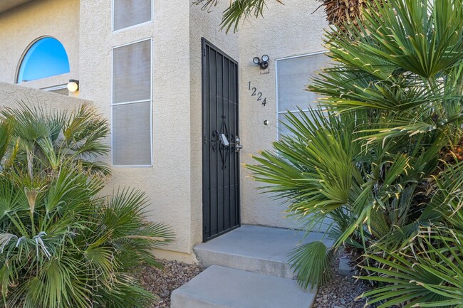 Building Photo - SE!! Townhouse!! 2 Bed 2 Bath 2 car Garage...