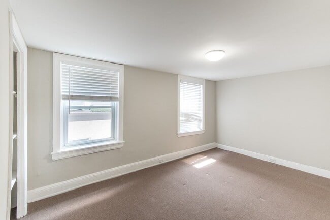 Building Photo - Three Bedroom Home in Graduate Hospital