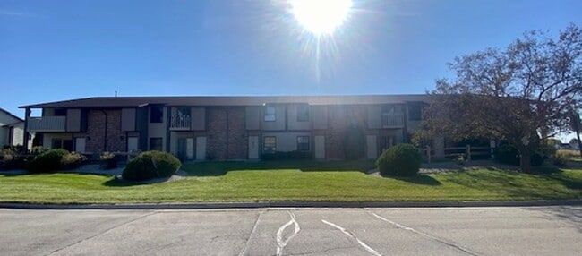 Building Photo - Spacious 1 Bedroom 1 Bath Upper Apartment