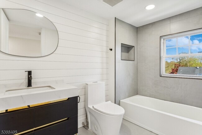 Building Photo - 648 E Broad St