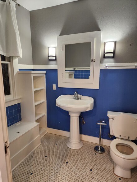 Building Photo - 1804 NE 24th Ave