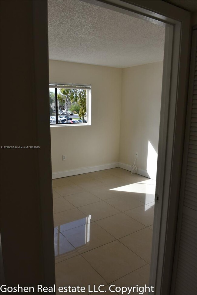 Building Photo - 351 Palm Way