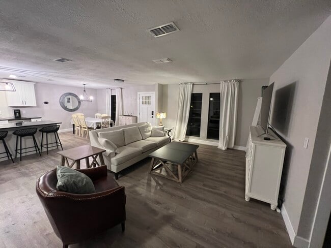 Building Photo - 652 Glenview Dr