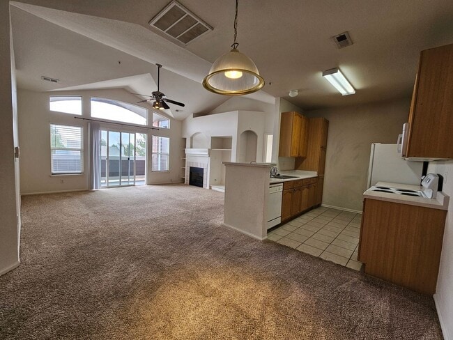 Primary Photo - Awesome Aurora Top Floor 2 Bed 2 Bath Cond...