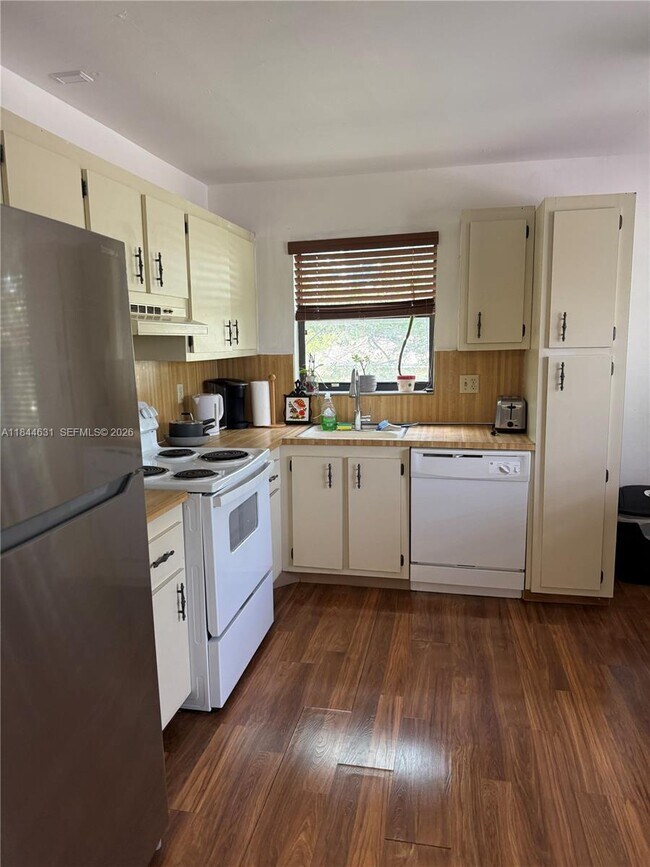 Building Photo - 2225 Monroe St